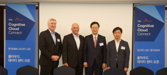 SK주식회사 C&C와 한국IBM이 25일 판교 클라우드데이터센터 오픈 기념식을 개최했다. 제프리 로다(왼쪽부터) 한국IBM 대표, 로버트 르블랑 IBM 클라우드 수석부사장, 이호수 SK주식회사 C&C IT서비스 사업장, 이기열 SK주식회사 C&C 디지털금융사업부문장이 기념촬영을 하고 있다.  한국IBM 제공